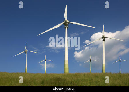 Windräder Auf Einer Wiese, Thema Energie, Umwelt Und Umweltschutz Stockfoto