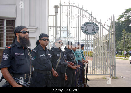 RAB und Polizei Gurard vor dem Supreme Court von Bangladesch. Dhaka, Bangladesch Stockfoto