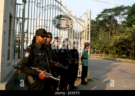 RAB und Polizei Gurard vor dem Supreme Court von Bangladesch. Dhaka, Bangladesch Stockfoto