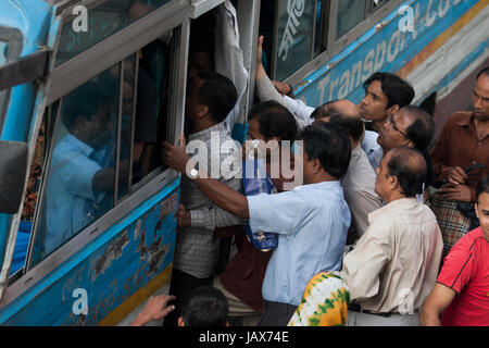 Pendler sind bestrebt finden Platz in einem Bus während der Bürozeiten in Dhaka, Bangladesch Stockfoto