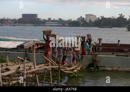 Arbeiter entladen Steinen aus einer Ladung bei Keraniganj in der Nähe von Dhaka. Bangladesch Stockfoto