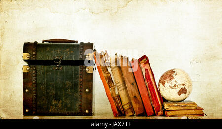 Vintage Foto von alten Büchern, Schatztruhe und Erdkugel Stockfoto