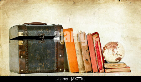 Vintage Foto von alten Büchern, Schatztruhe und Erdkugel Stockfoto