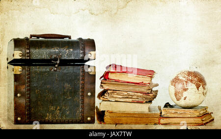 Vintage Foto von alten Büchern, Schatztruhe und Erdkugel Stockfoto