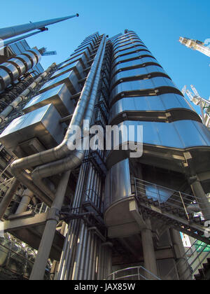 LONDON, ENGLAND, UK - 7. September 2012: Ikonische High-Tech-Wolkenkratzer, entworfen vom Architekten Richard Rogers im Jahr 1986 für die Lloyds of London und jetzt Grade I aufgeführten Stockfoto