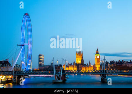 LONDON - 15 April: London Eye mit Big Ben am 15. April 2012 in London. Das größte Riesenrad Europas, Struktur des London Eye ist 135 M. hoch und das Rad hat einen Durchmesser von 120 M. Stockfoto