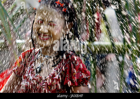 Die Wasser-Festival von der Volksgruppe der Rakhain ist ein Teil ihrer Silvester-Feier. Jungen und Mädchen werfen Wasser an einander während dieser Stockfoto