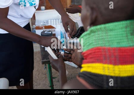 Eine Frau besucht eine Gesundheit Klinik, ländlichen Kenia, Afrika. Stockfoto