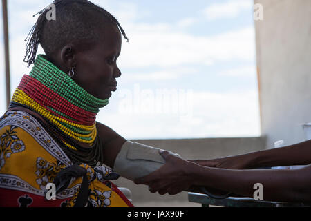 Eine Frau besucht eine Gesundheit Klinik, ländlichen Kenia, Afrika. Stockfoto