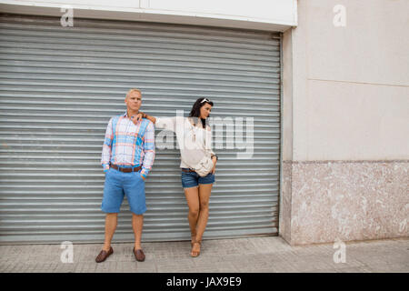 Junges Attraktives Modisches Paar Im Sommer Im Freien Auf der Strasse stehend Stockfoto