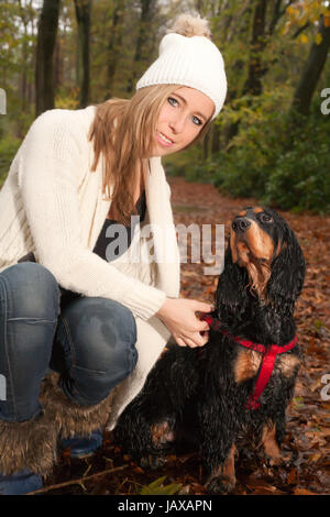 Mädchen und ihr Hund sind ein nassen Spaß im Regen Stockfoto