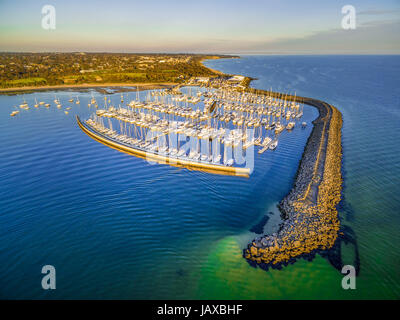 Luftaufnahme von Sandringham Yacht Club und Marina bei Sonnenuntergang. Melbourne, Victoria, Australien Stockfoto