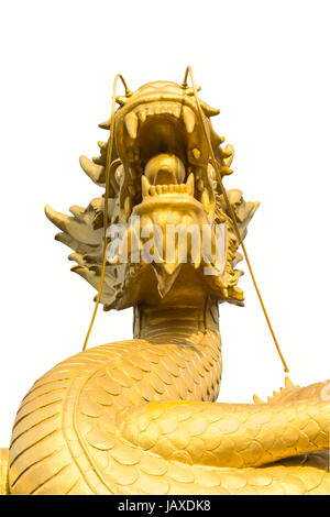 Riesigen goldenen Drachen-Stutue isoliert auf weißem Hintergrund Stockfoto
