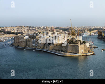 Die Halbinsel Senglea (L-Isla) liegt südlich von Valletta in den Grand Harbour. Auf der linken Seite der Halbinsel ist der Französischer Nebenfluß in denen gibt es auch die Docks mit den riesigen Kränen. Auf der anderen Seite ist der Dockyard Creek und Vittoriosa (Birgu). Stockfoto