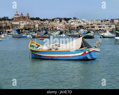 Marsaxlokk hat einen der schönsten Häfen in Malta mit vielen bunten Fischerboote auf dem Wasser zu schaukeln. Stockfoto