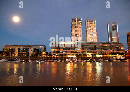 Nacht Schuss von Puerto Madero in Buenos Aires, Argentinien, Südamerika. Stockfoto