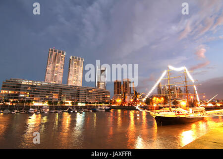 Nacht Schuss von Puerto Madero in Buenos Aires, Argentinien, Südamerika. Stockfoto