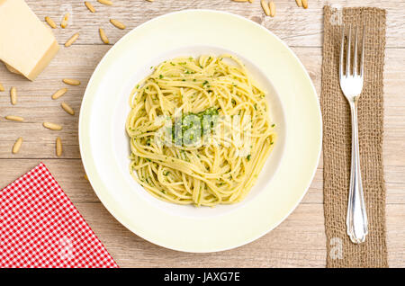 Spaghetti Mit Pesto Auf Einem Teller Mit Einer Gabel Stockfoto