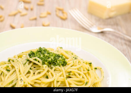 Spaghetti Mit Grüner Pesto Auf Einem Teller Stockfoto