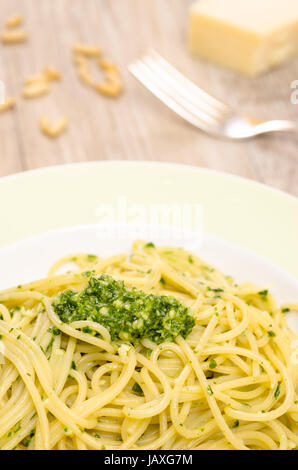 Teller Mit Spaghetti Und Pesto Auf Einem Tisch Stockfoto