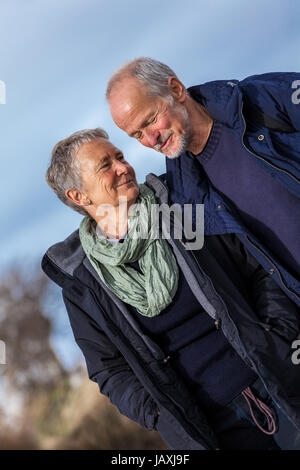 Glückliche Lachende senioren Paar Arm in Arm Im Freien Natur Herbst winter Stockfoto