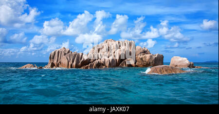 Granitfelsen in der Nähe von Insel St. Pierre, Indischer Ozean, Seychellen. Stockfoto