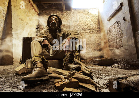 Post-apokalyptischen Überlebenden in Gasmaske Stockfoto