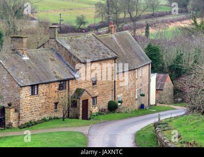 Stein auf dem Land treten hinunter den Hügel in Winderton, Warwickshire, England. Stockfoto