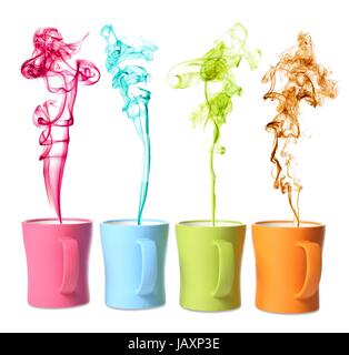 Kaffee oder Getränk Tassen in verschiedenen Farben mit passenden Farbe Dampf Stockfoto