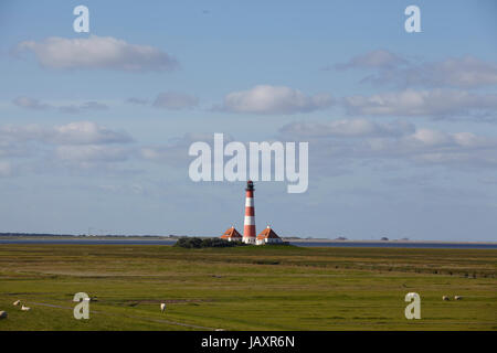 Westerhever Leuchtturm (Deutschland) bei Tageslicht aufgenommen. Stockfoto