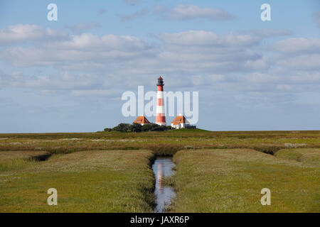 Westerhever Leuchtturm (Deutschland) bei Tageslicht aufgenommen. Stockfoto