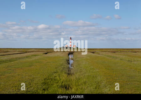 Westerhever Leuchtturm (Deutschland) bei Tageslicht aufgenommen. Stockfoto