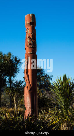 Pole, die Maori Carving drauf hat. Stockfoto