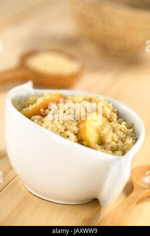 Quinoa-Porridge mit Apfel und Zimt, die einem traditionellen peruanischen Frühstück, serviert in einer Schüssel (selektiven Fokus, Fokus, ein Drittel in den Brei) Stockfoto