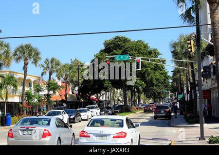 FORT LAUDERDALE, FLORIDA - 3. Februar: Sonnige tagsüber Blick auf Las Olas Boulevard, einer beliebten Geschäften, Restaurants, Unterhaltung und Kulturbezirk auf 3. Februar 2013 in Fort Lauderdale, Florida. Stockfoto