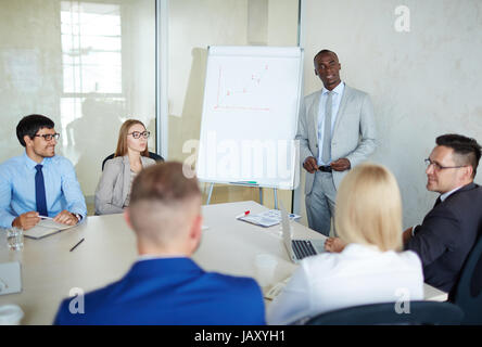 Wachstumsstrategie mit Kollegen diskutieren Stockfoto
