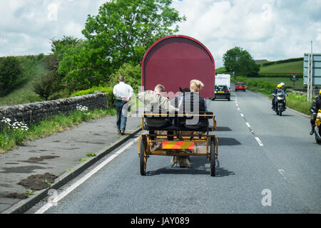 Reisende auf dem Weg zur Appleby Horse Fair Cumbria Juni 2017 Stockfoto