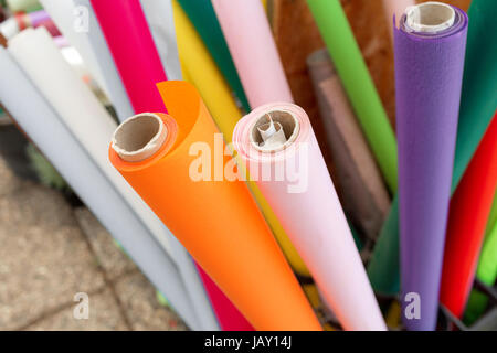 Viele Rollen Geschenkpapier für Blumen. Bunt rot, grün und Silber Geschenkpapier für Geschenke. Stockfoto