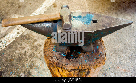 Hammer und Amboss von einem Schmied verwendet. Stockfoto