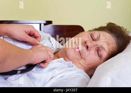 Bild von einem Bett geritten ältere Frau mit ihrem Betreuer Stockfoto