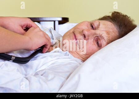 Bild von einem Bett geritten Frau mit ihrem Betreuer Stockfoto