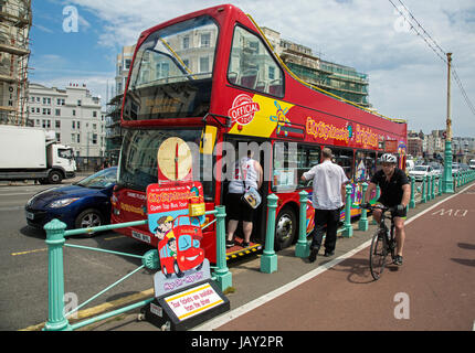 gemischte Gruppe von Menschen Internat Bus in Brighton UK Stockfoto