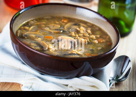 Schüssel mit hausgemachte Pilz und Gerste Suppe. Stockfoto