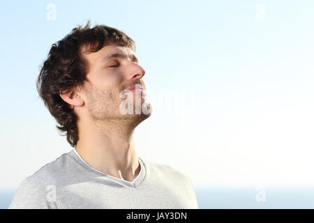 Nahaufnahme eines Mannes Atem-Übungen im Freien mit den Himmel im Hintergrund Stockfoto