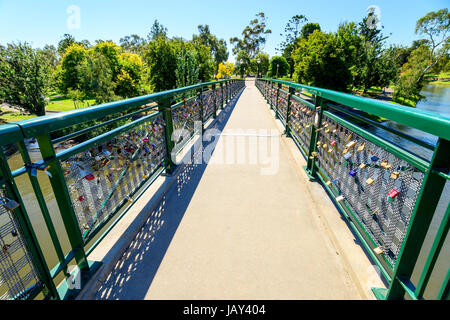 Adelaide, Australien - 14. April 2017: Liebe Schlösser angeschlossen an Leitplanken der Adelaide University Brücke über Torrens River in North Adelaide auf eine bri Stockfoto