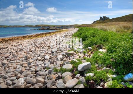 Kiesstrand an der Cornish Insel St. Martin, Isles of Scilly, England. Stockfoto