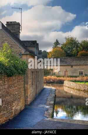 Der Mühlgraben am Lower Slaughter in der Nähe von Bourton auf dem Wasser, Gloucestershire, England. Stockfoto