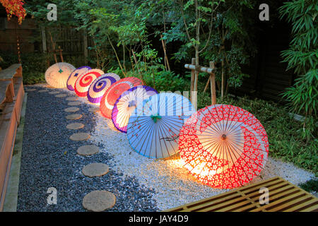 Tokagasa Leuchten Schirme in einem Cafe-Garten in Kawagoe Stadt Saitama Japan Stockfoto