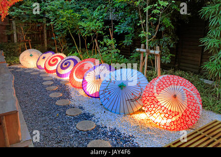 Tokagasa Leuchten Schirme in einem Cafe-Garten in Kawagoe Stadt Saitama Japan Stockfoto