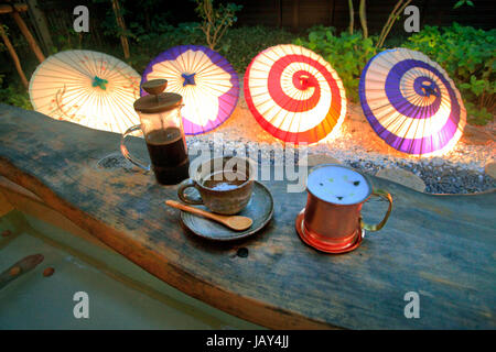 Tokagasa Leuchten Schirme in einem Cafe-Garten in Kawagoe Stadt Saitama Japan Stockfoto